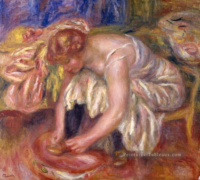 femme attachant son lacet Pierre Auguste Renoir Peintures à l'huile